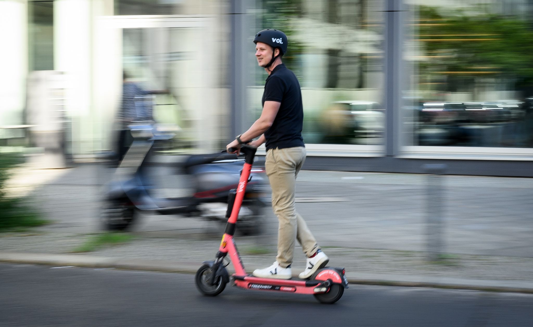 In Berlin erlaubt, in Paris hat die Stadtverwaltung E-Scooter grundsätzlich verboten.