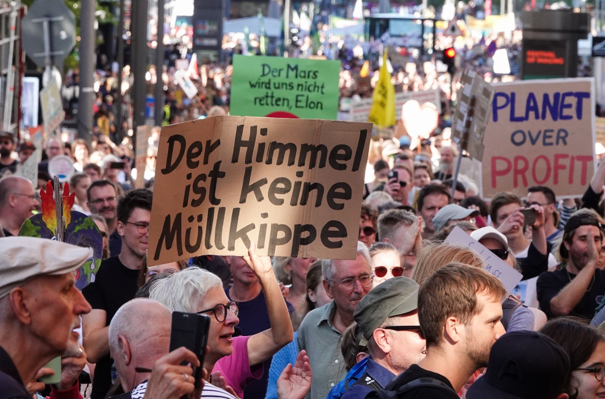 Protestzug von Fridays for Future in der Hamburger Innenstadt. Klimafreundliches Verhalten ist den Menschen in Deutschland weniger wichtig, als noch in den letzten Jahren.