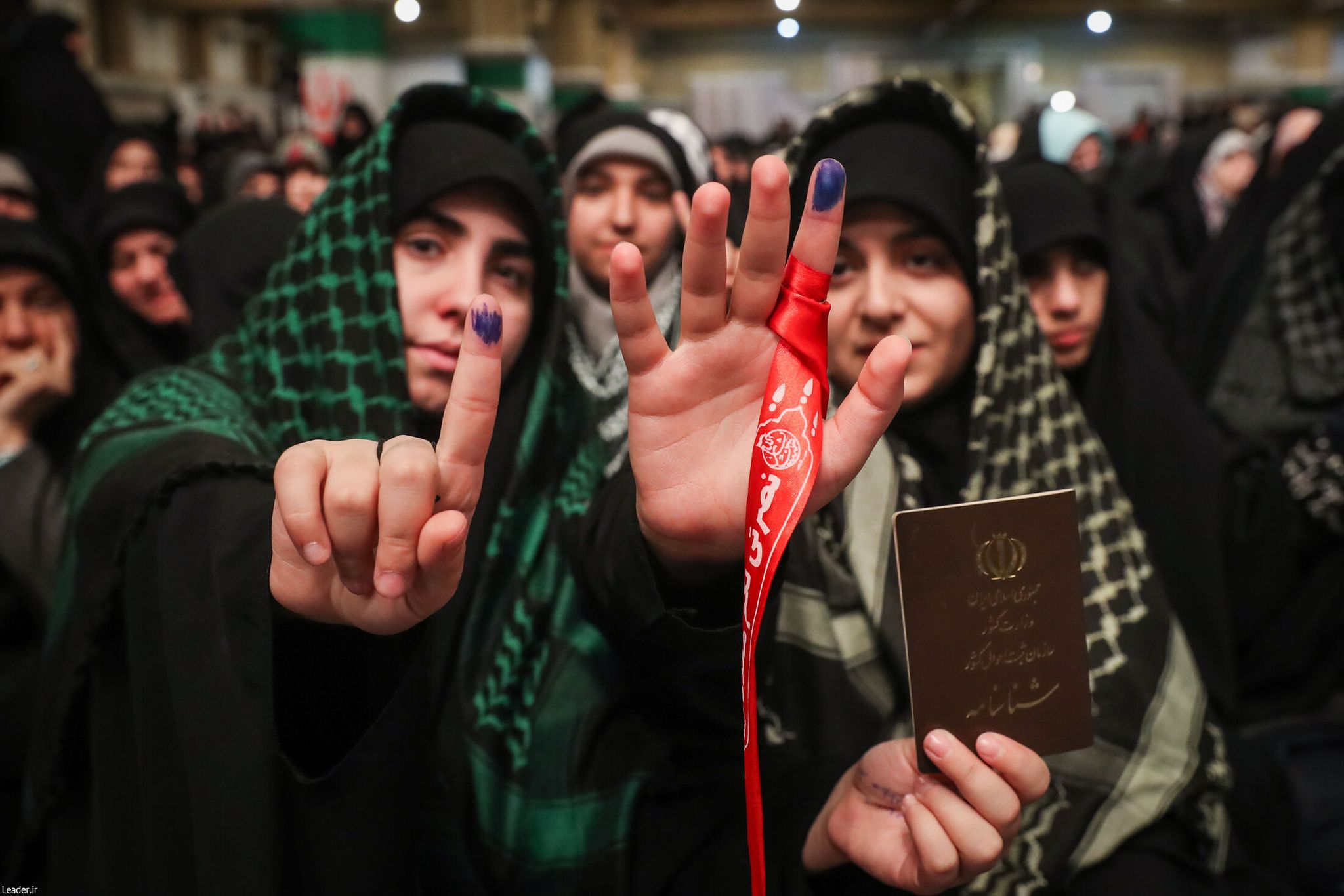 Eine Gruppe junger Erstwähler: In Teheran lag die Wahlbeteiligung inoffiziellen Daten zufolge bei nur 24 Prozent.