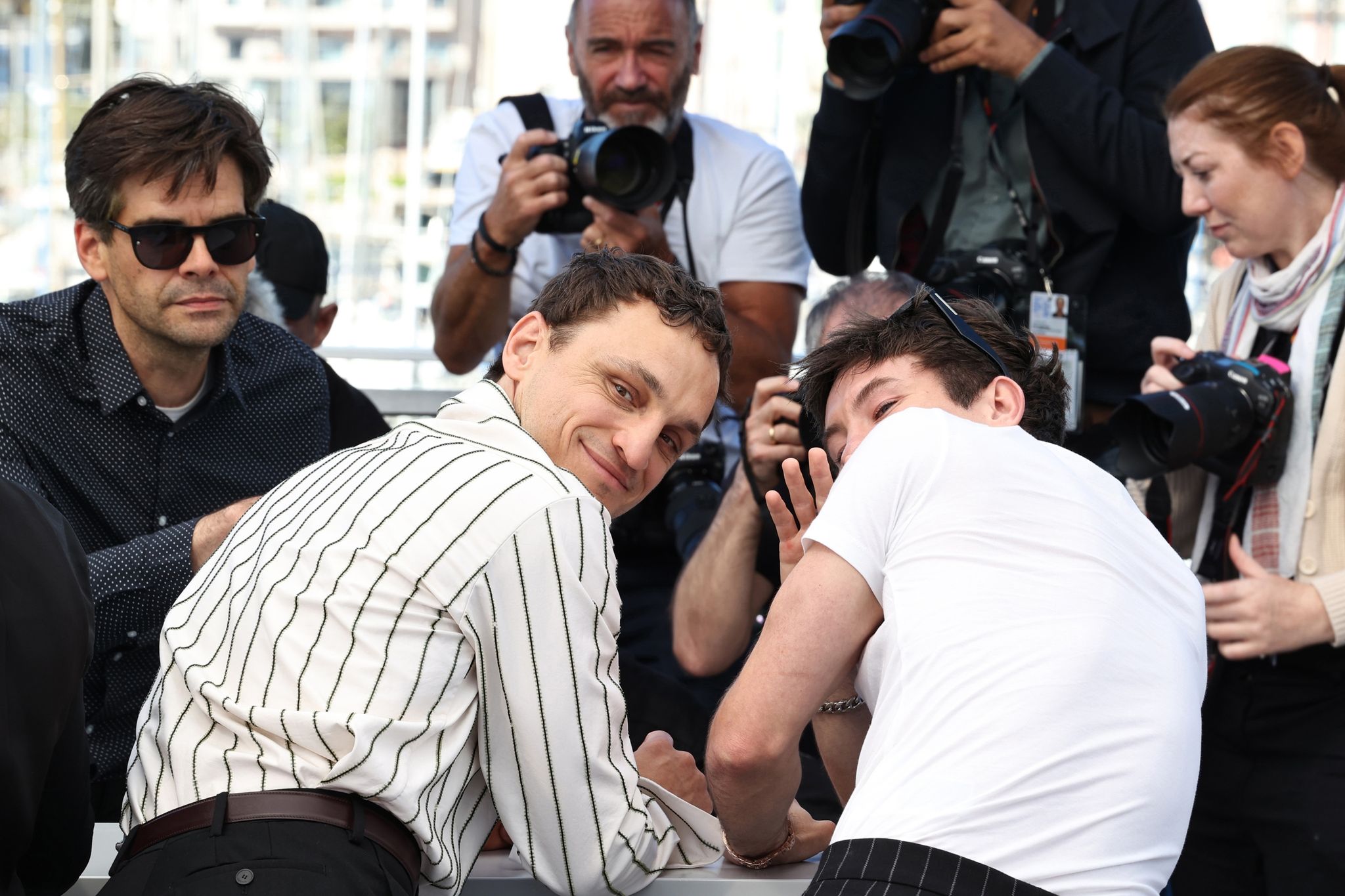 Franz Rogowski (l) und Barry Keoghan stellen ihren Film «Bird» in Cannes vor.