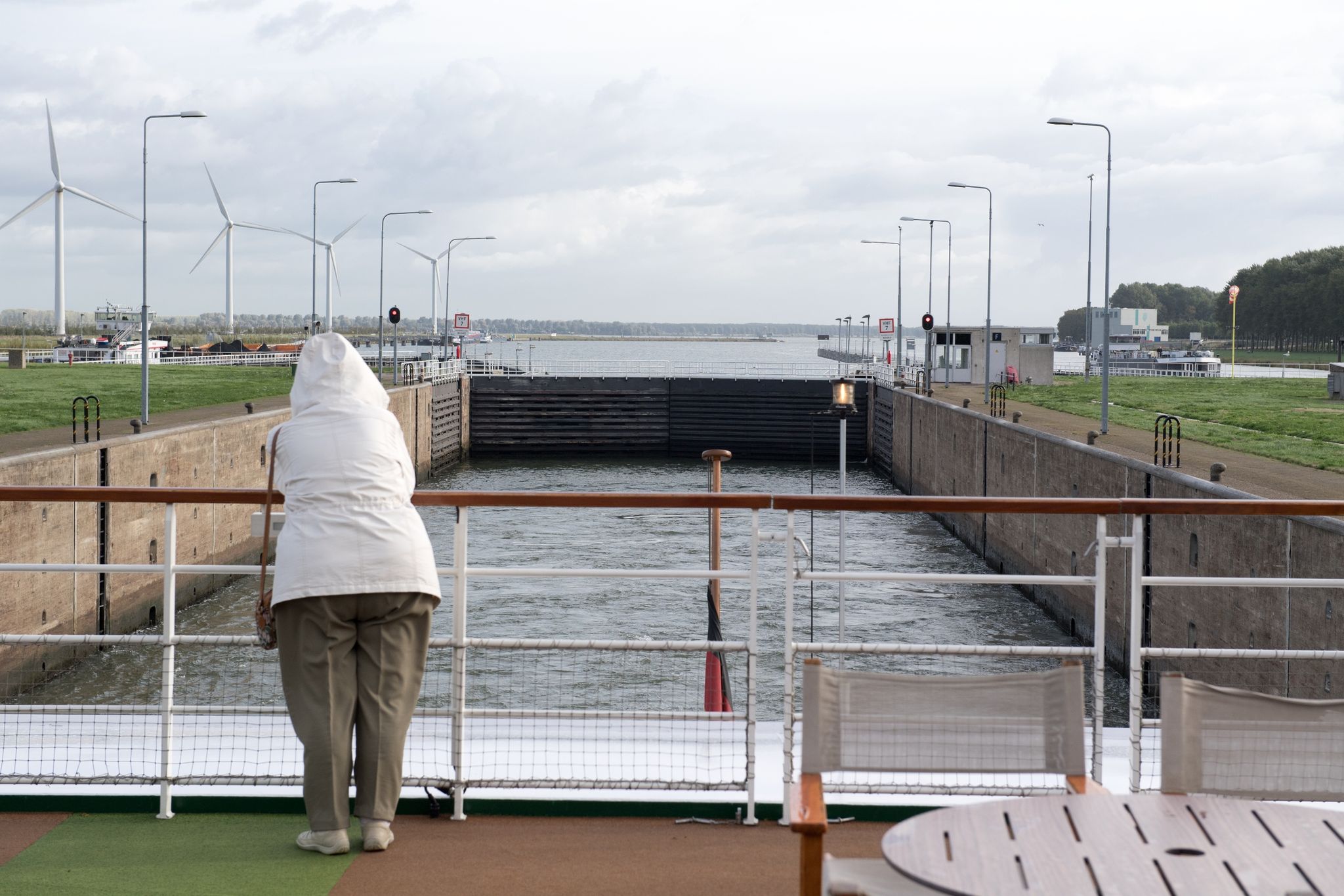 Manchmal geht es auf Flussreisen auch durch Schleusen - wie hier auf dem Schelde-Rhein-Kanal.