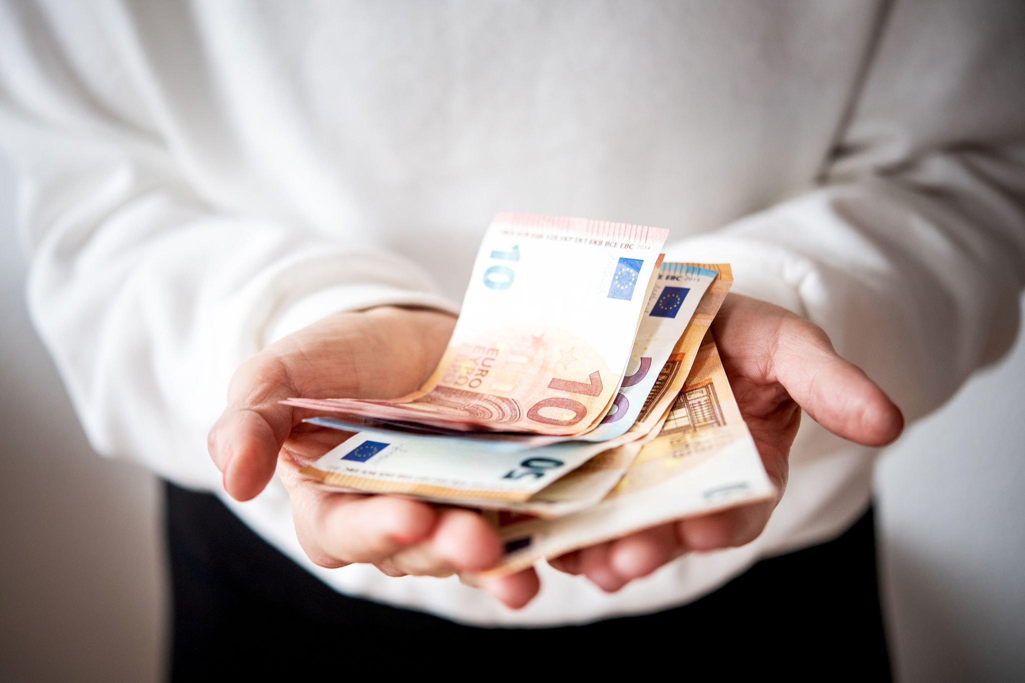 Bares Geld aus der Hand geben? Eigentlich keine Option. Und doch lassen viele Menschen Chancen zur Geldanlage ungenutzt verstreichen.
