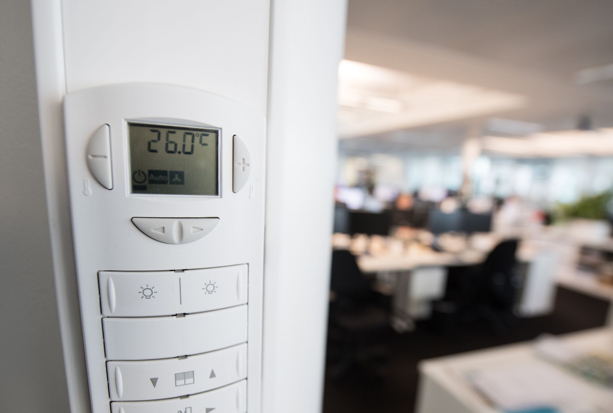 Ab jetzt wird es kritisch: Steigt das Thermometer im Büro über 26 Grad, sollte der Chef was tun.