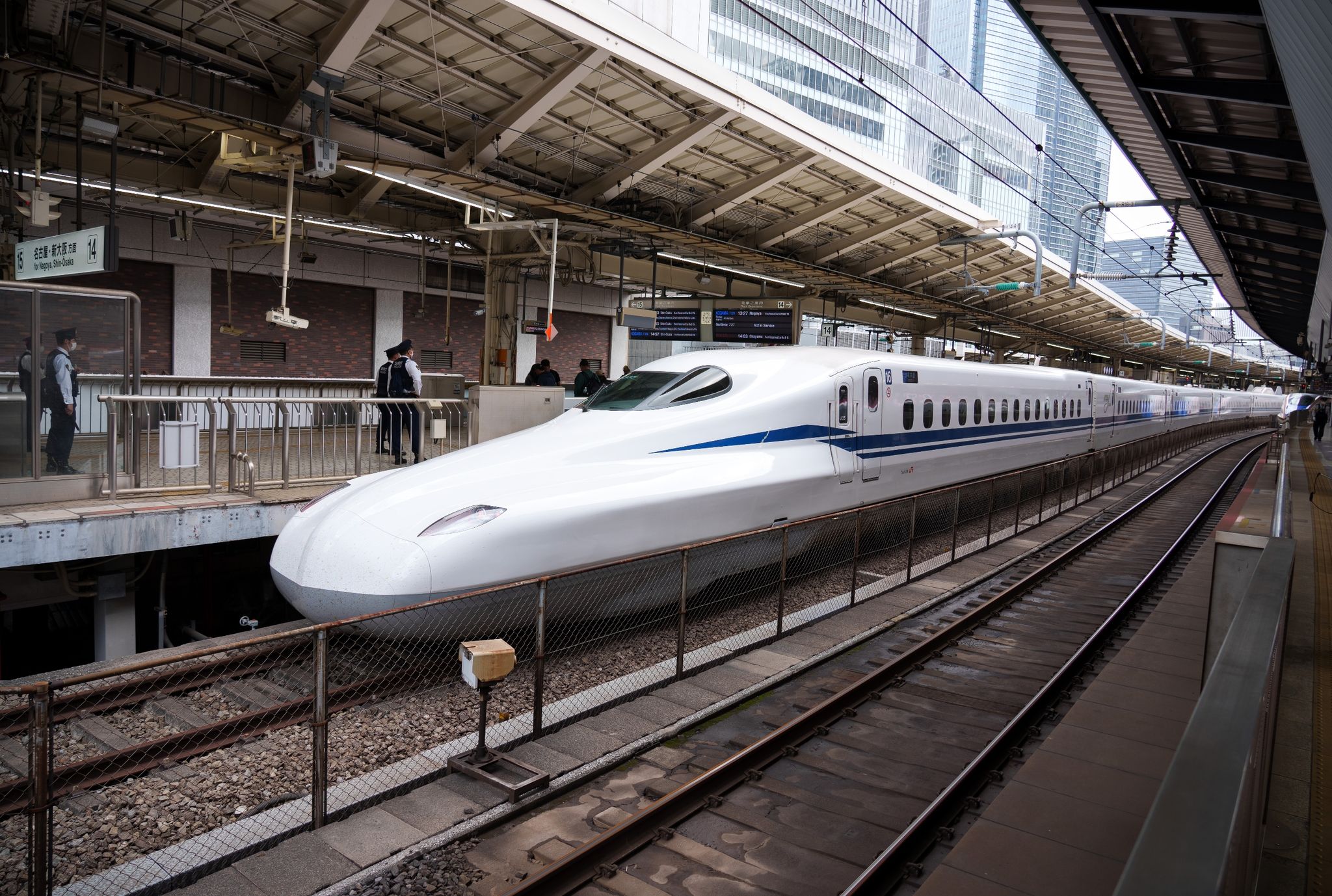 Ein Hochgeschwindigkeitszug Shinkansen steht auf dem Bahnhof der Stadt Tokio.