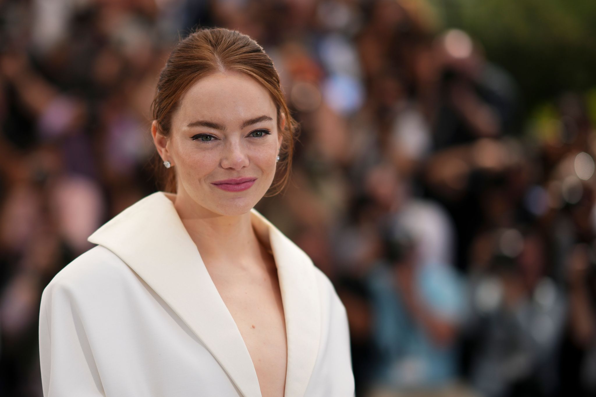 Emma Stone stellt in Cannes ihrem neuen Film «Kinds of Kindness» vor.