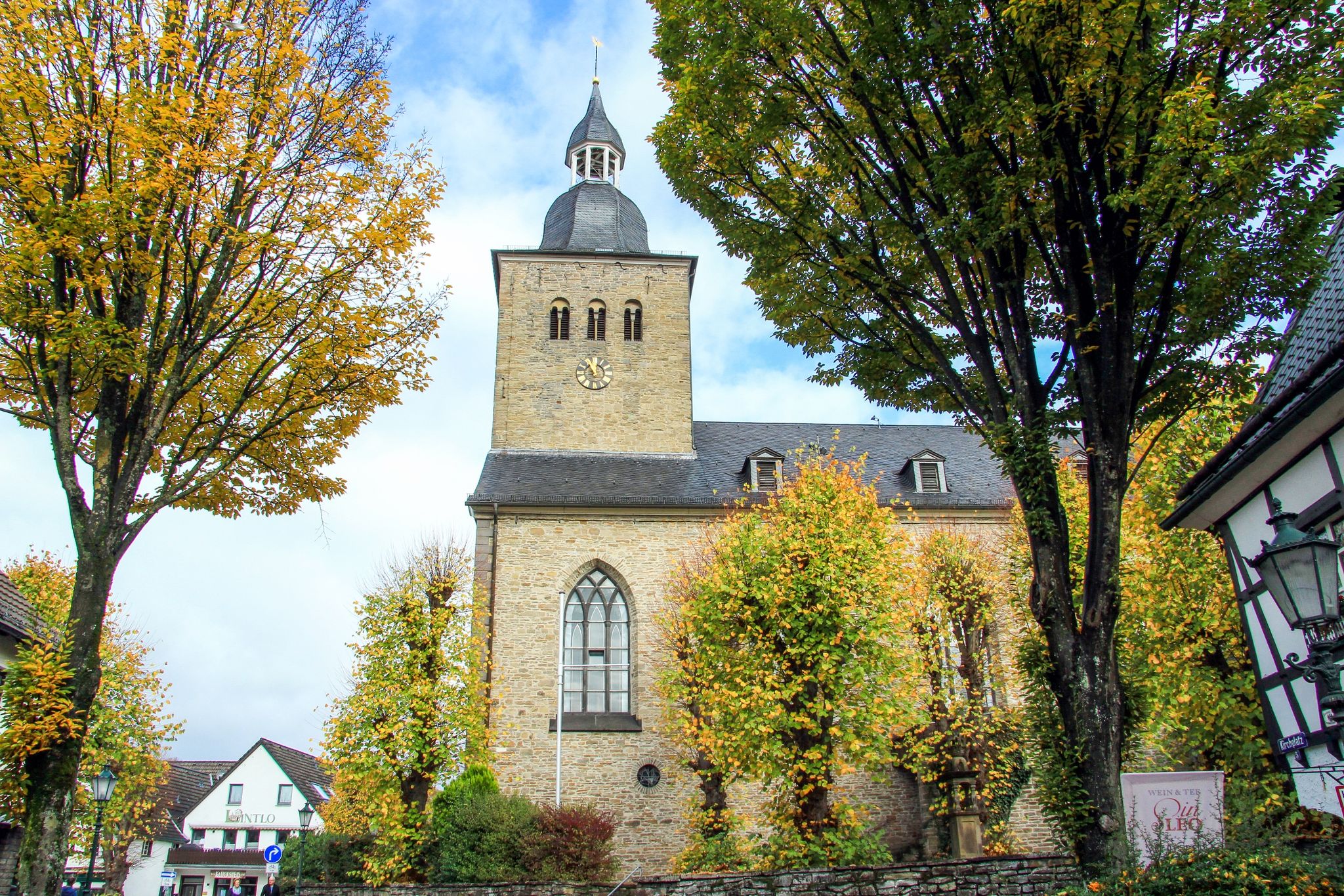 Wer aus der katholischen Kirche ausgetreten ist, kann oft nicht mehr kirchlich heiraten.