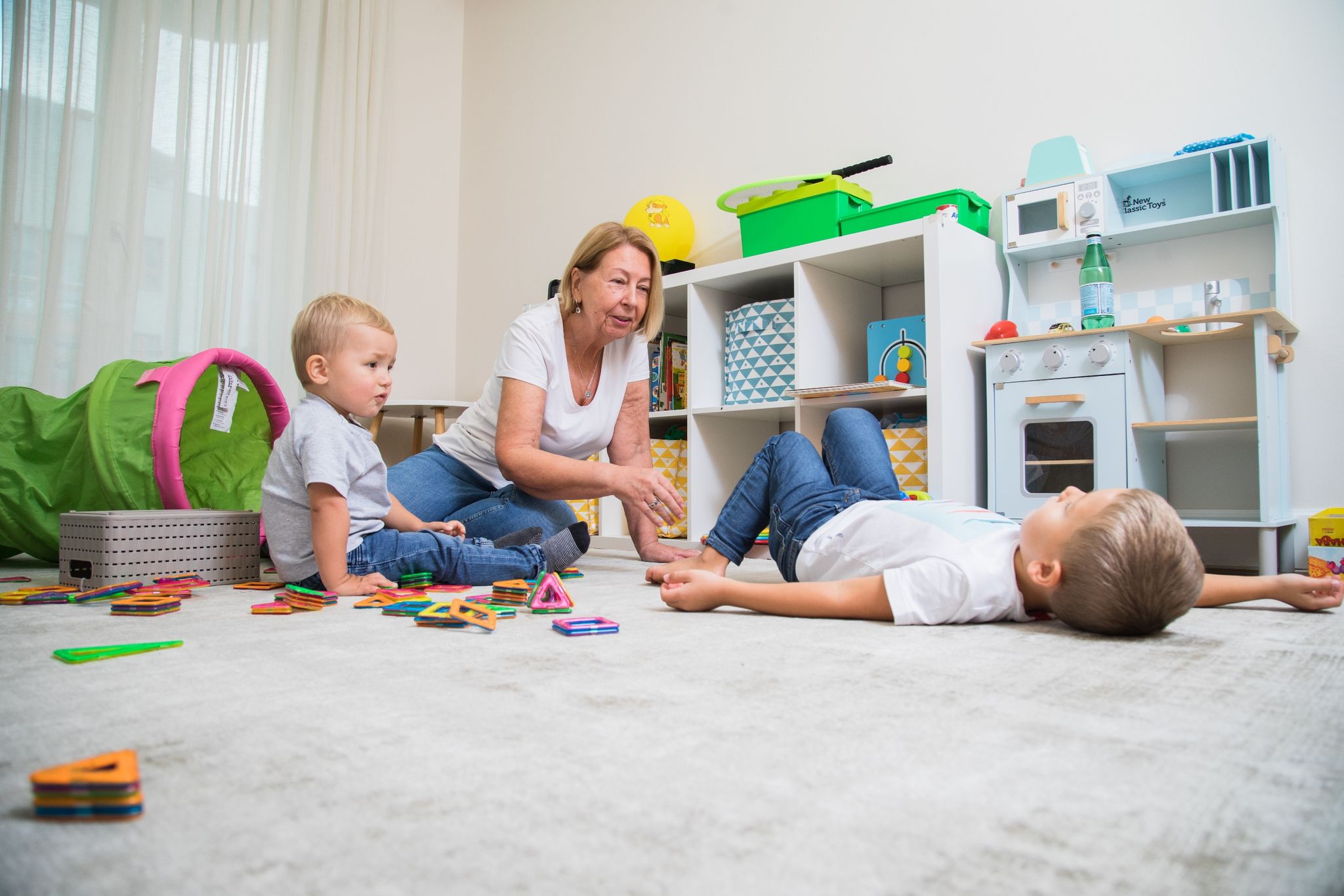 Auch die Oma kann für ihre Babysitterdienste bezahlt werden - und Eltern können diese Ausgaben steuerlich geltend machen.