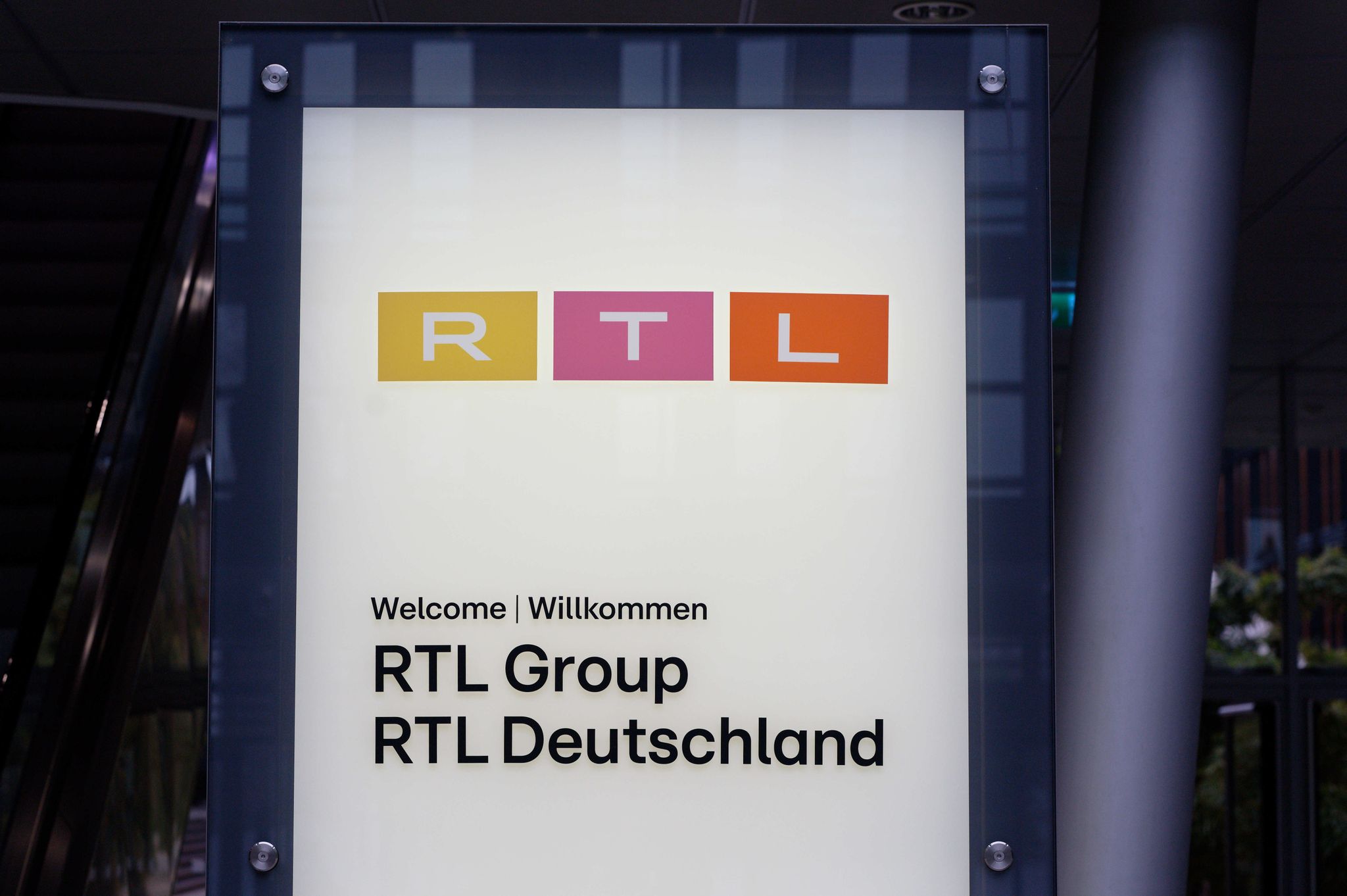 Ein Schild am Eingang des RTL Gebäudes in Köln: Die RTL Group hat Halbjahreszahlen bekanntgegeben.