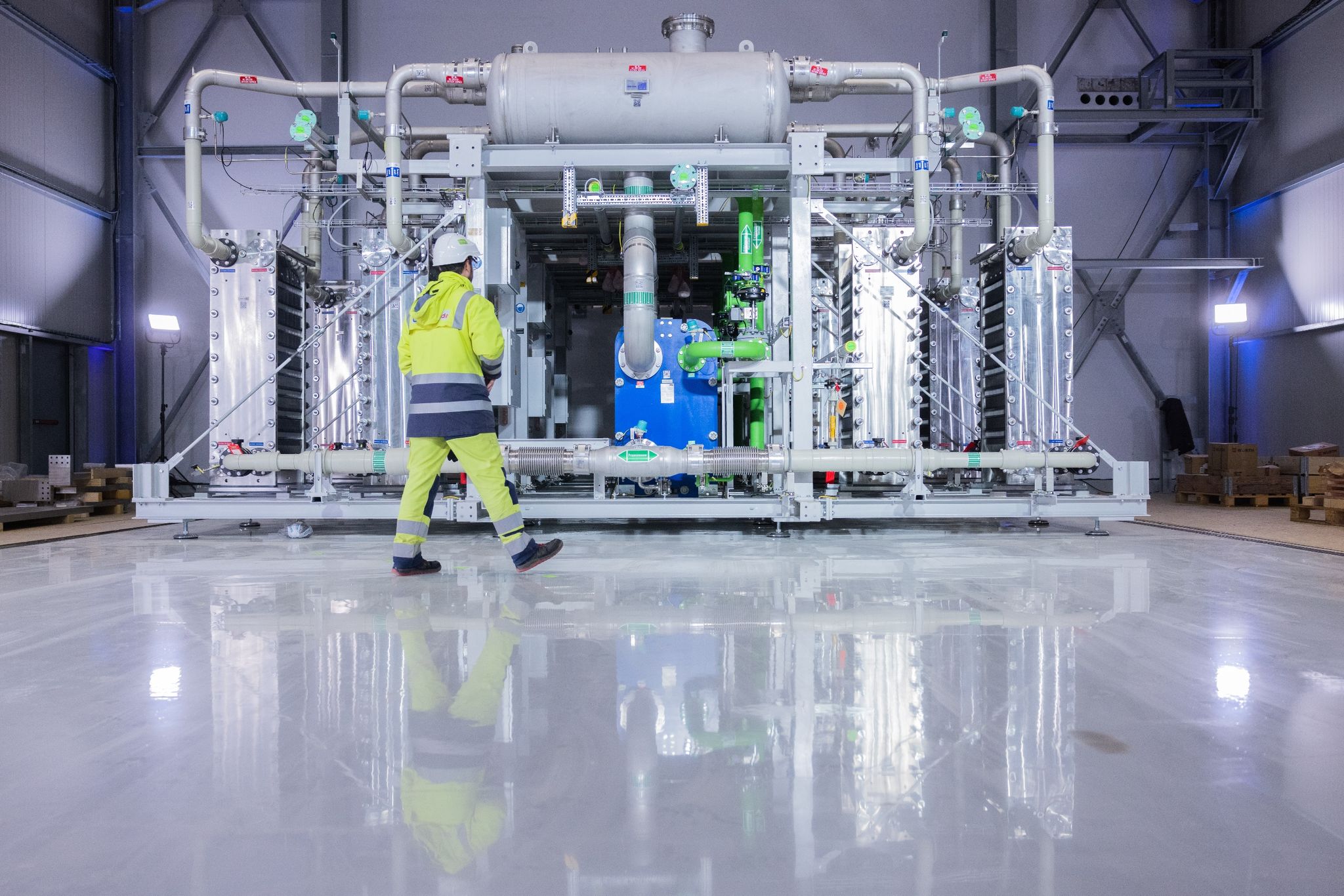 Blick auf einen Elektrolyseur für die Herstellung von grünem Wasserstoff.