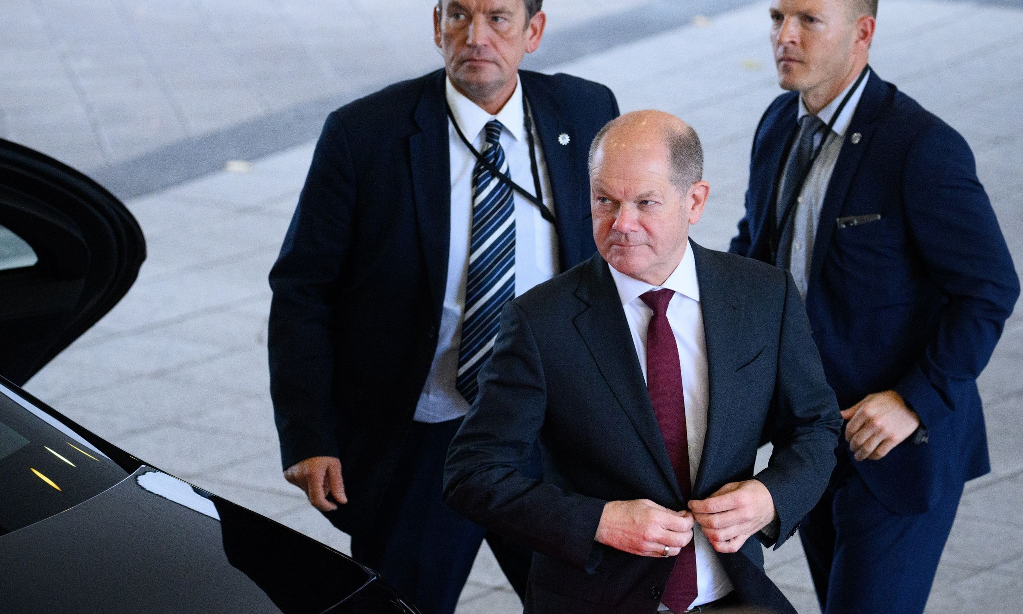 Bundeskanzler Olaf Scholz (SPD, M) wird rund um die Uhr von mehreren Personenschützern bewacht (Archivbild).