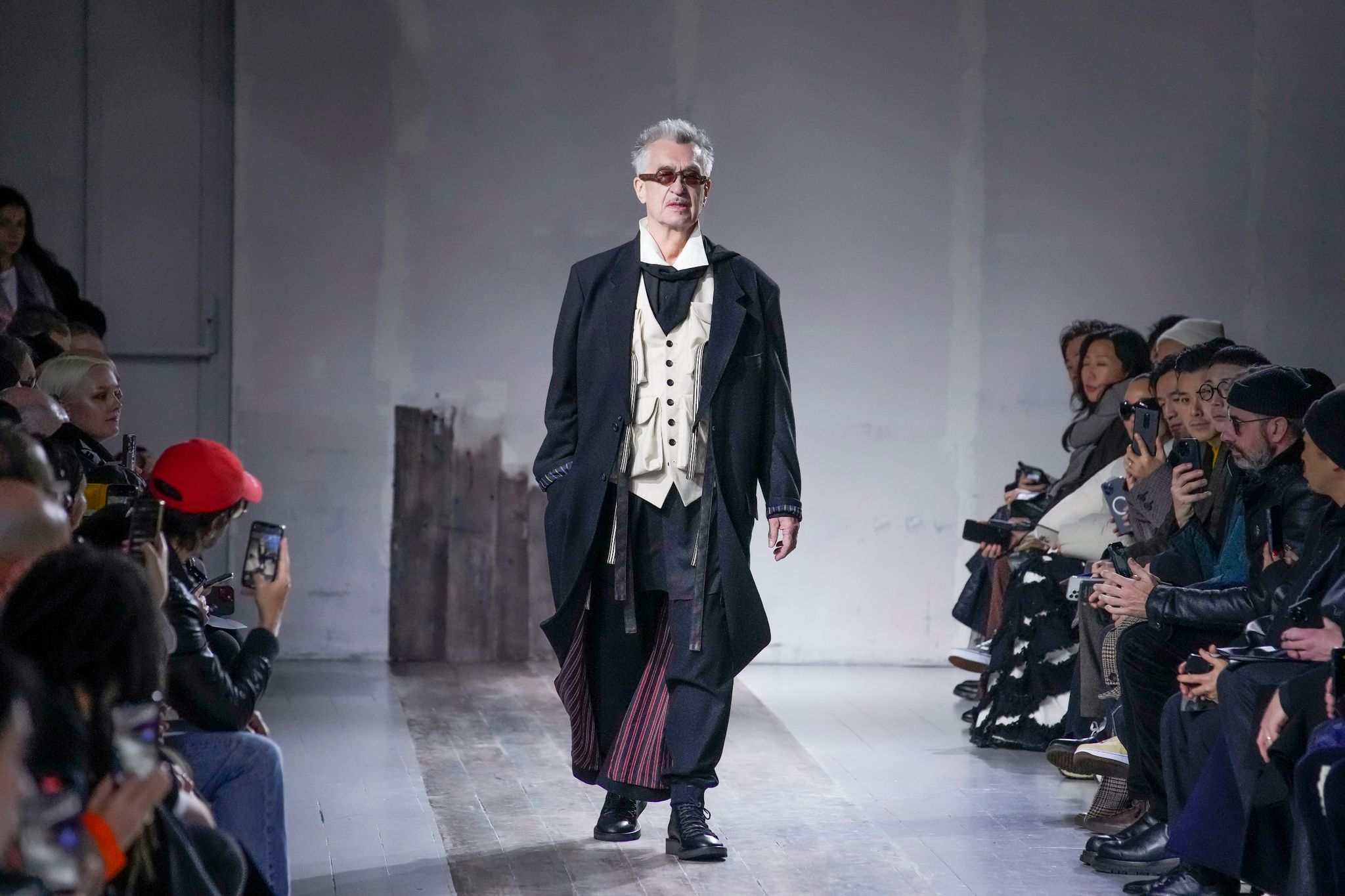 Lässige Eleganz: Wim Wenders auf dem Catwalk.