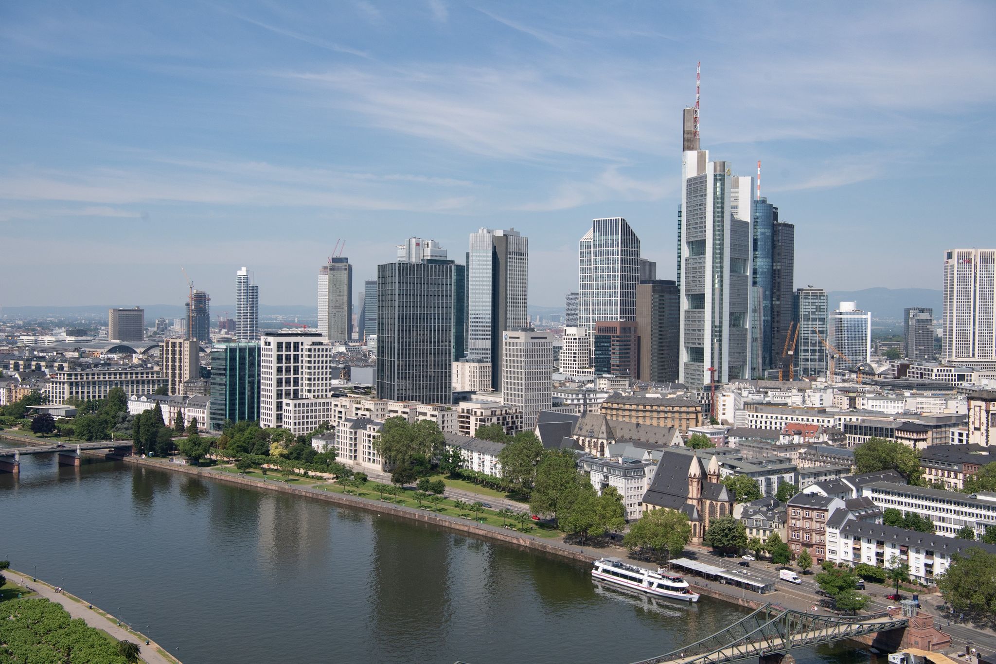 Die Bankenskyline von Frankfurt: In Deutschland gibt es erstmals weniger als 20.000 Bankfilialen.